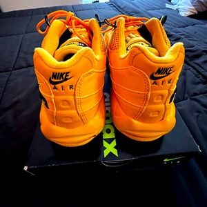 Selling these AirMax 95 Univ Gold/Black Worn 4x